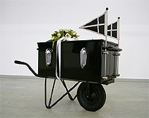 plaatje: Kunstenaar presenteert de begrafeniskruiwagen