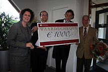 plaatje: Uitreiking waardecheque: Een cheque van 1000 euro is overhandigd aan de Stichting Vrienden van Novawhere/Molentocht. Links Carry Hos, directielid van de PC Hooft Groep, rechts de heer Jan van der Beek, voorzitter van de Stichting.