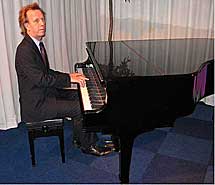 plaatje: Nieuw op Uitvaart.nl: Uitvaartpianist Dick Schuur (heel Nederland)