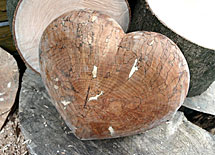 plaatje: Hart van hout, kistjes voor prematuur en voldragen overleden kindjes