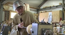 plaatje: De Makers afl. 1: Houtkunstenaar maakt duurzame handgemaakte urnen